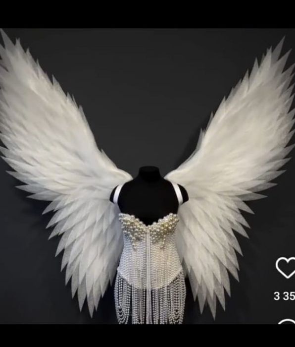 Duże białe skrzydła cosplay