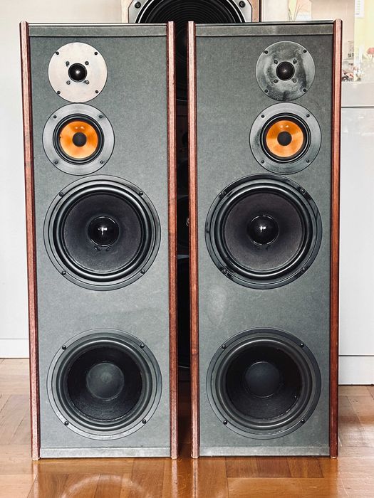 Kolumny Expolinear Concept IV VIntage 80' ponadprzeciętna scena