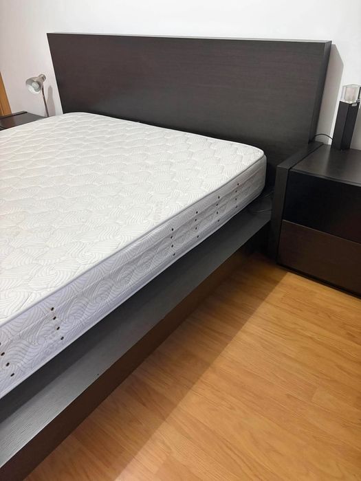 Cama de casal com mesas de cabeceira