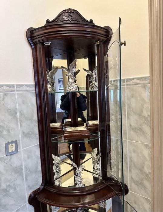 Vitrine de Canto Clássica em Madeira Maciça com Vidro