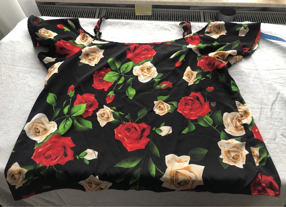 Bluzka SHEIN CURVE 2XL – Czarna w róże (Cold Shoulder)
