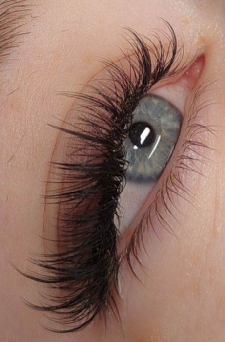 Profesjonalne przedłużanie rzęs. Wolne terminy w treści ogłoszenia.