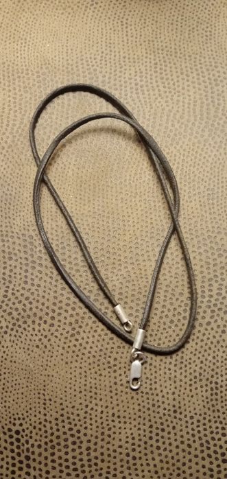 Шнурок з кожи та срібла.