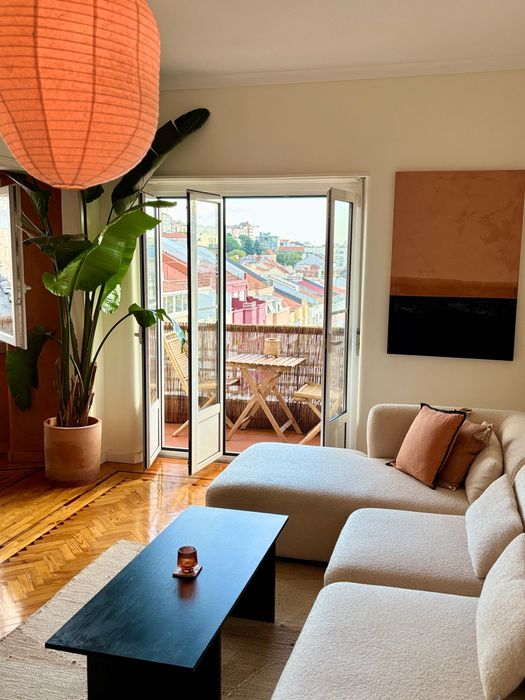 Mesa de apoio para sofá em madeira maciça, feita à mão.