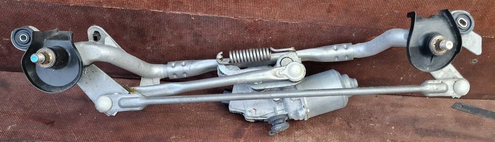 Mechanizm wycieraczki przód  TOYOTA Prius III lift hybrid