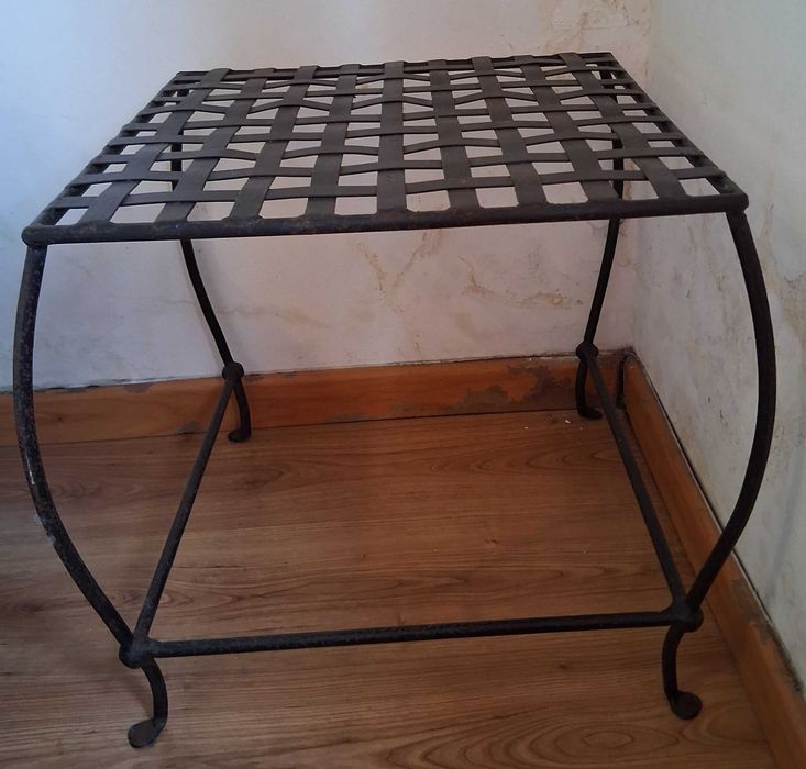 Mesa de cabeceira em ferro