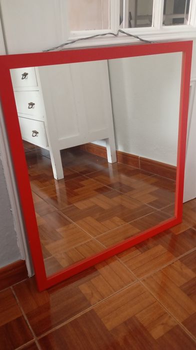 Espelho com moldura vermelha