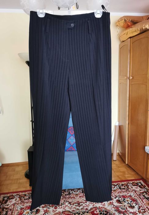 Garsonka czarna w prążki