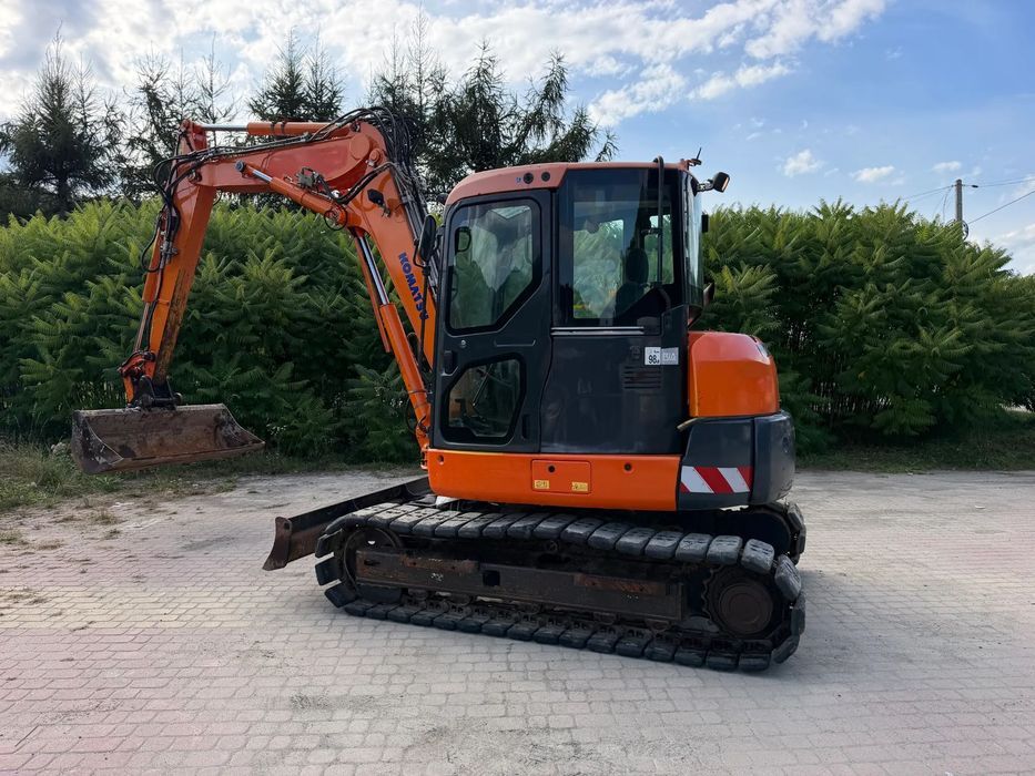 Komatsu Koparka Gąsienicowa 8 ton PC80MR-3. Sprowadzona z Norwegii. Centralne smarowanie!! Maszyna jak Nowa 2016rok. Niski Przebieg3x łamane Ramię. Klimatyzacja ser.DEKRA. Własna pompa paliwa. Ani deka luzów i wycieków. Gąsienice klepki bez zużycia! Podwo