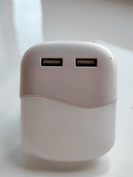 Зарядний пристрій (адаптер) з лампочкою