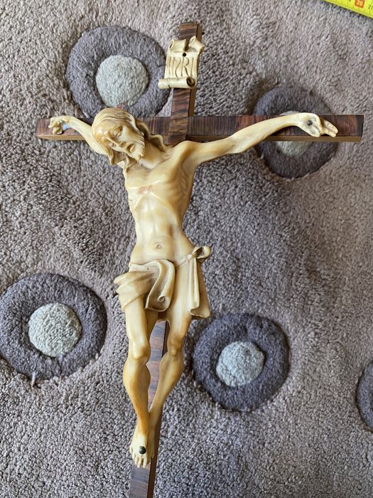crucifixo em madeira e resina