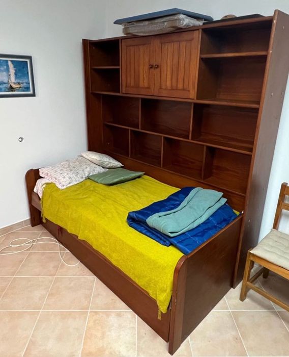 movel de madeira com armario embutido e camas