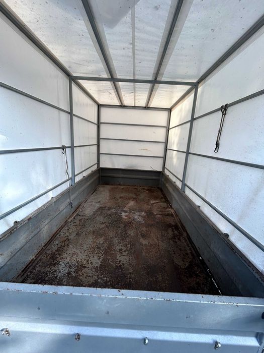 Reboque com toldo removível