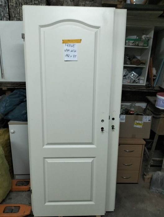 Białe skrzydło drzwiowe