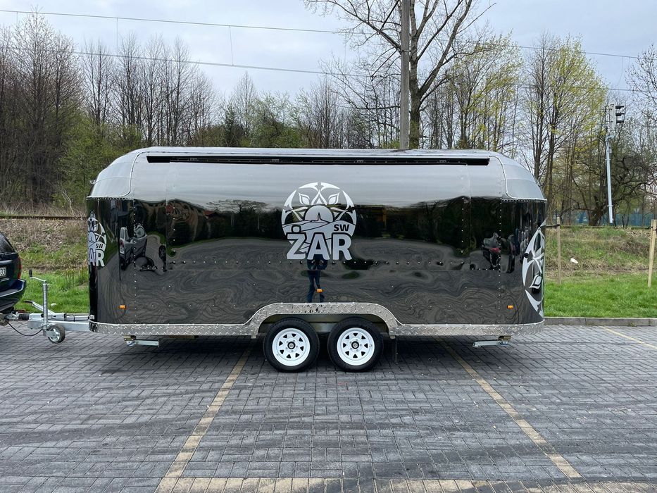 Nowa przyczepa gastronomiczna Shine Summer S black 5,5m food truck