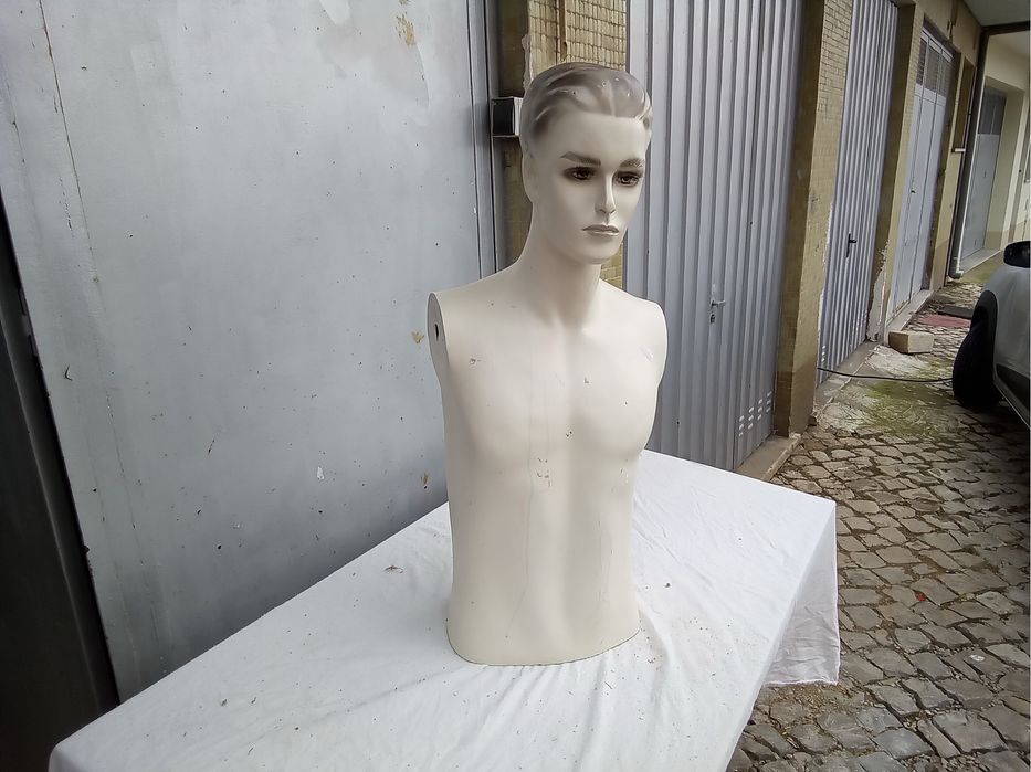 Bancos , manequins ,mesa, espelho.