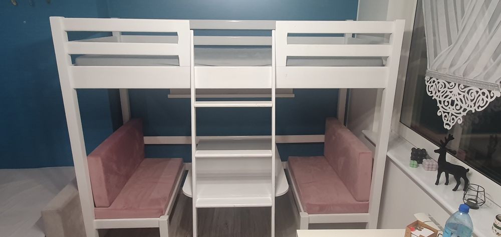 Łóżko piętrowe ze stolikiem
