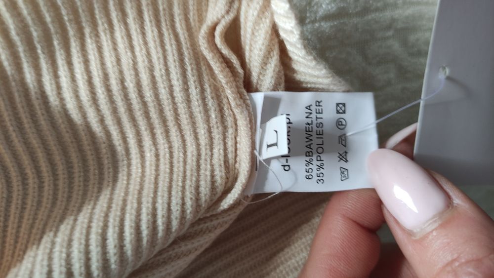 Sweter w prążek dekolt kwadrat