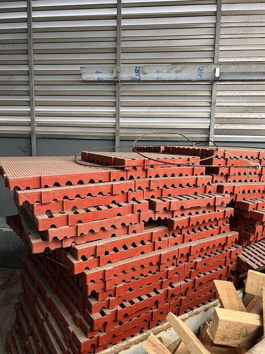 Vendo Grelhas/Piso Industrial de 500x500x50mm em bom estado (tenho 100m2)