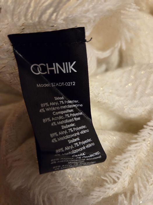 Kremowy szal ze złotą nitką