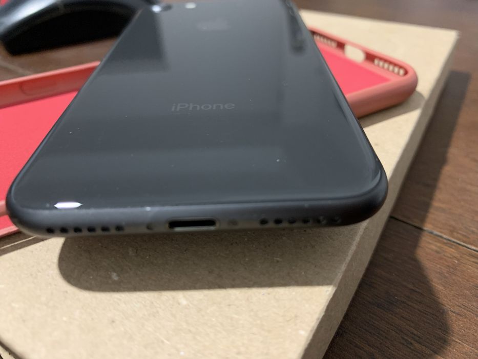 Apple Iphone 8 64gb lte szary + etui nowe czerwone/ niebieskie