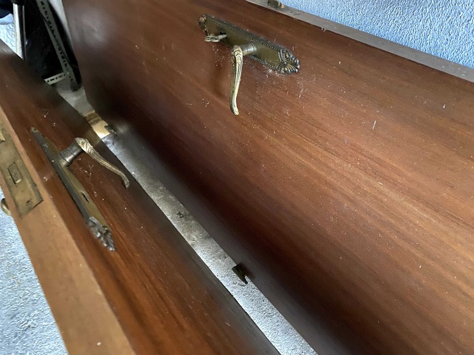 Duas portas de madeira