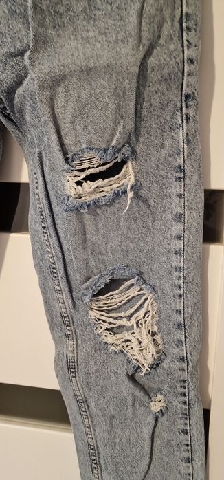 Spodnie jeansy dżinsy Mohito dziury mom boyfriend niebieski