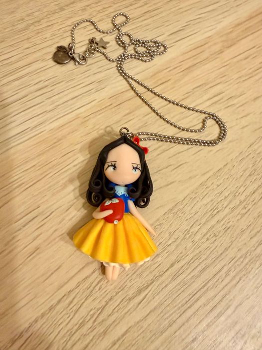 Colar feito à mão em FIMO - branca de neve