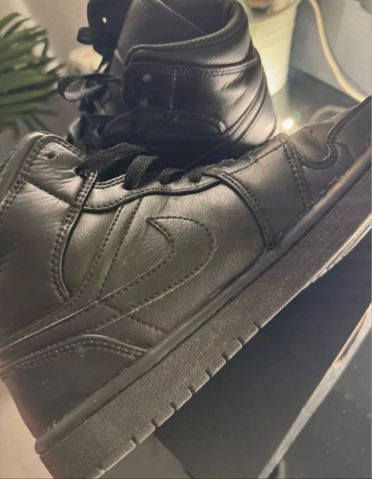 Jordan 1 mid preto bota