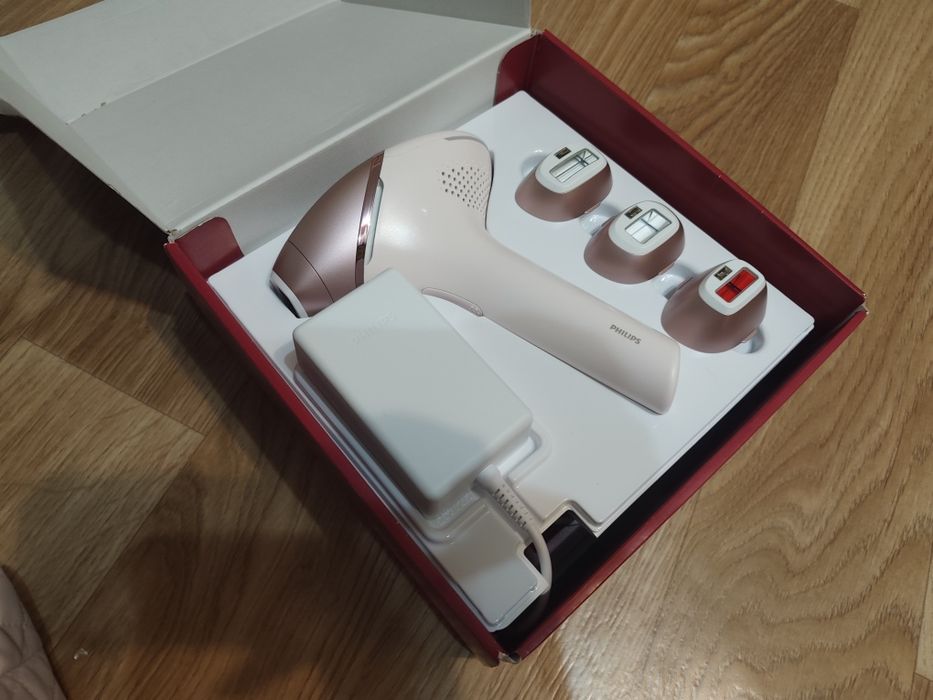 Фотоепілятор Philips Lumea IPL 9900 Series модель BRI977/00