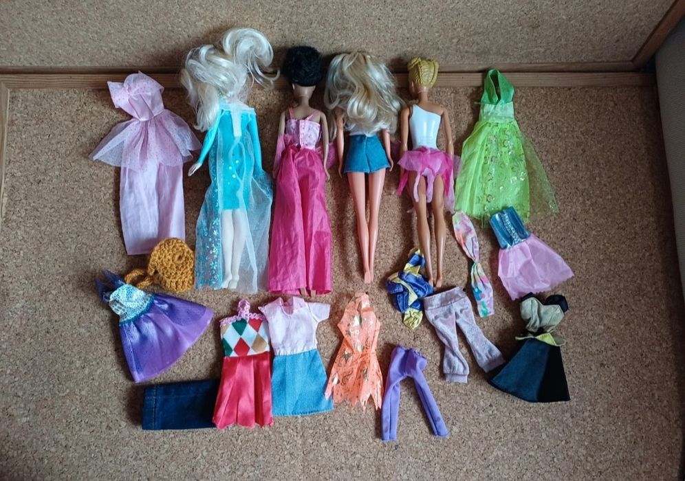 Bonecas com roupas. Conjunto