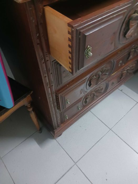 Cómoda estilo antigo em bom estado