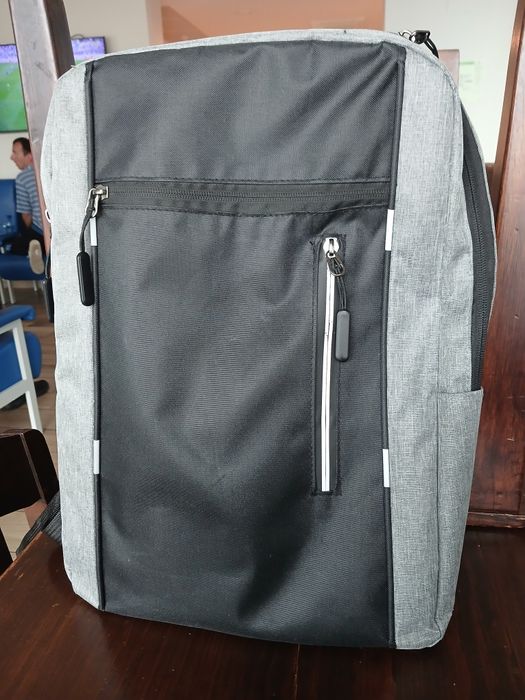 Auruiculares, mochila grande e pequens