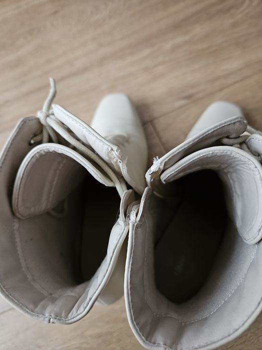 Botki na obcasie klocku beżowe wiązane deezee