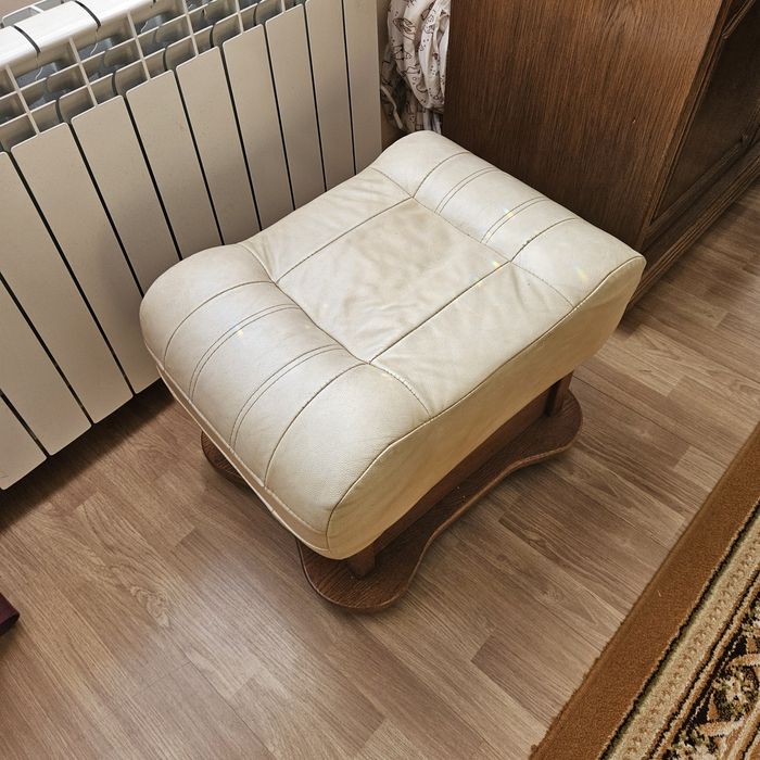 Elegancki komplet mebli wypoczynkowych – skóra + lite drewno