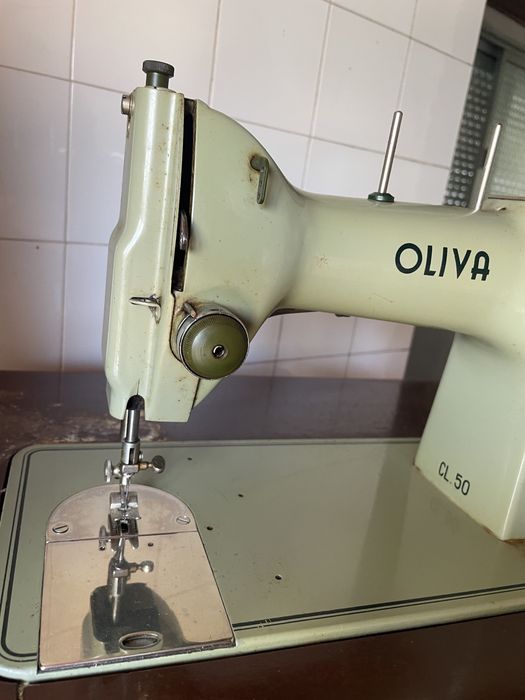 Maquina costura oliva