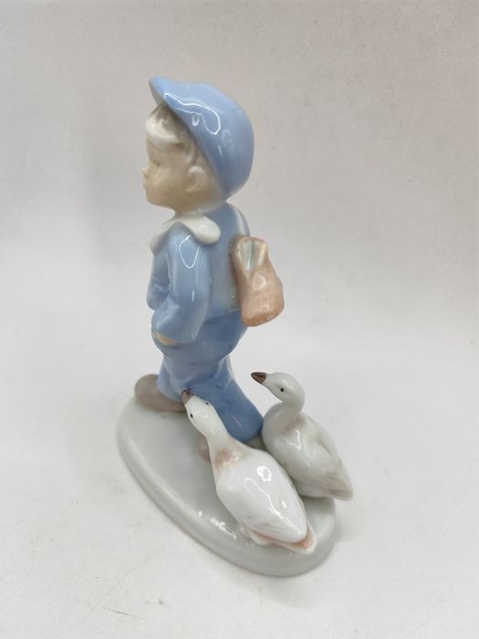 Porcelanowa figurka chłopiec z gęsiami Terra kolekcja dekoracja