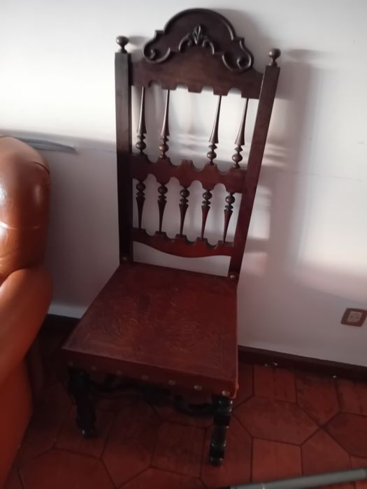 Mesa de Jantar e 8 cadeiras (Madeira)