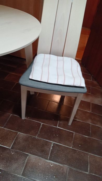 Mesa e Cadeiras em madeira folheada