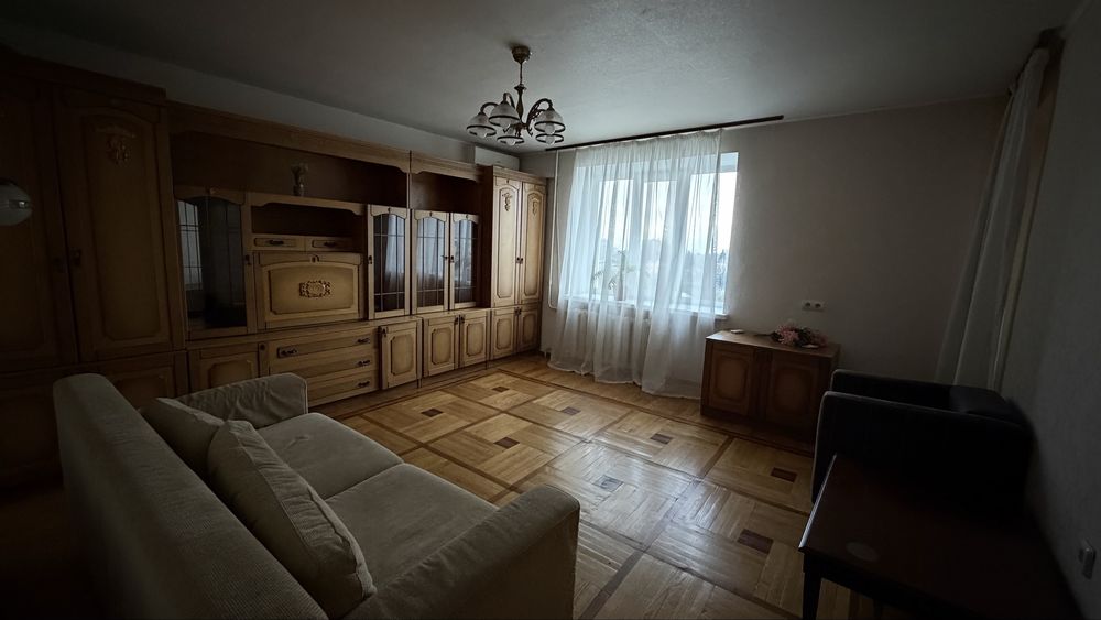 Радченко 4, цегляний будинок, метрові стіни, 3 кімнатна квартира