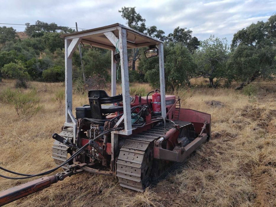 Massey Ferguson 174C de Rastos c/ Lâmina e Riper – Muito Estimada