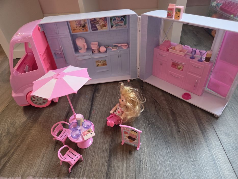 Autko kawiarnia i mini lalka