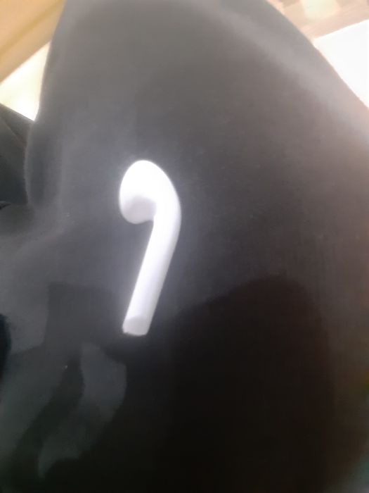 Airpods brancos.
