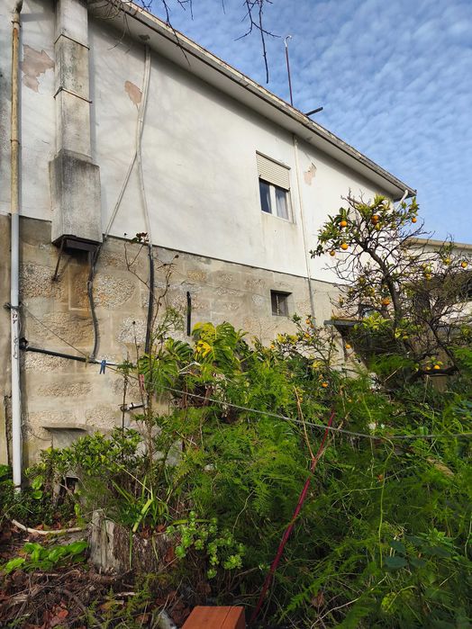 Moradia de 2 pisos com terreno e ótima localização