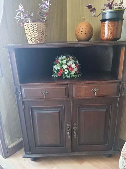 Movel de canto antigo para a televisão