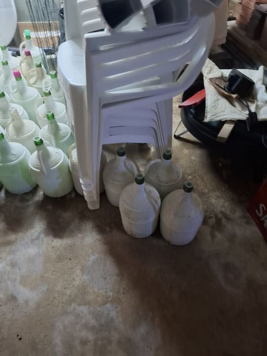 40 garrafões de vidro revestidos em plástico. Excelente compra  para a época das vindimas!!