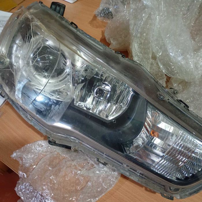 Передня фара на Митсубиси Лансер 10