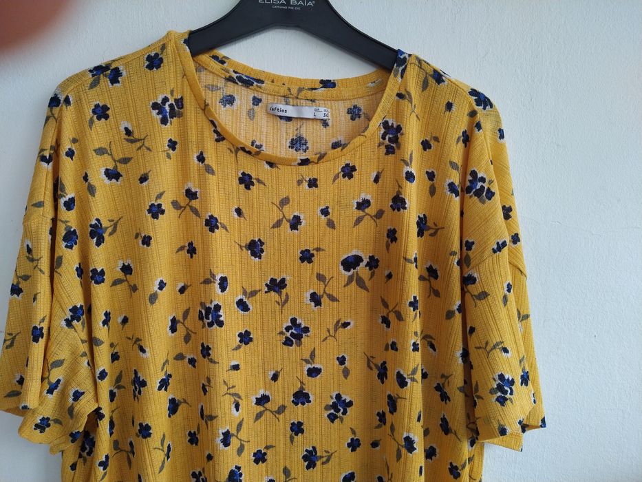 Blusa padrão floral, fluída e alegre - Lefties - Tamanho L