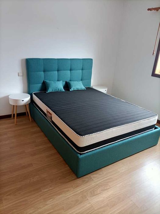 Cama de casal estofada em tecido cor a definir