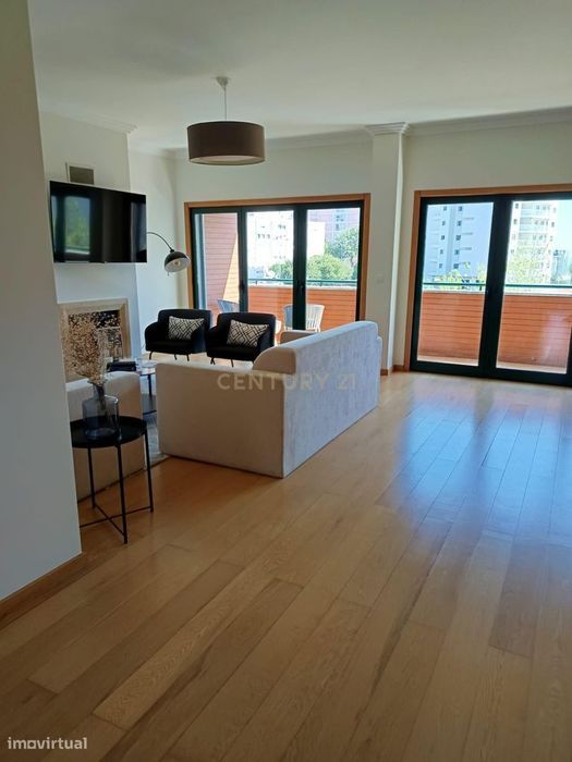 Viva com Conforto e Elegância em Paço de Arcos | T3 em condomínio com